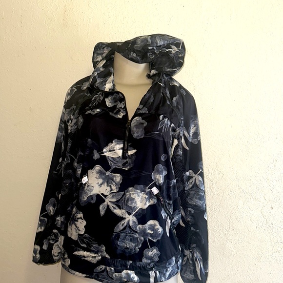 Lululemon windbreaker - Picture 2 of 5